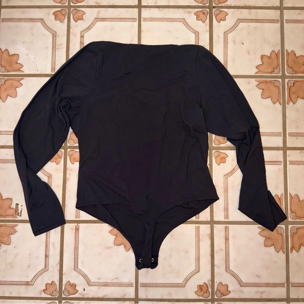 NWT SKIMS GRAPHITE FITS EVERYBODY LONG SLEEVE SQUARE NECK BODYSUIT - Picture 3 of 6